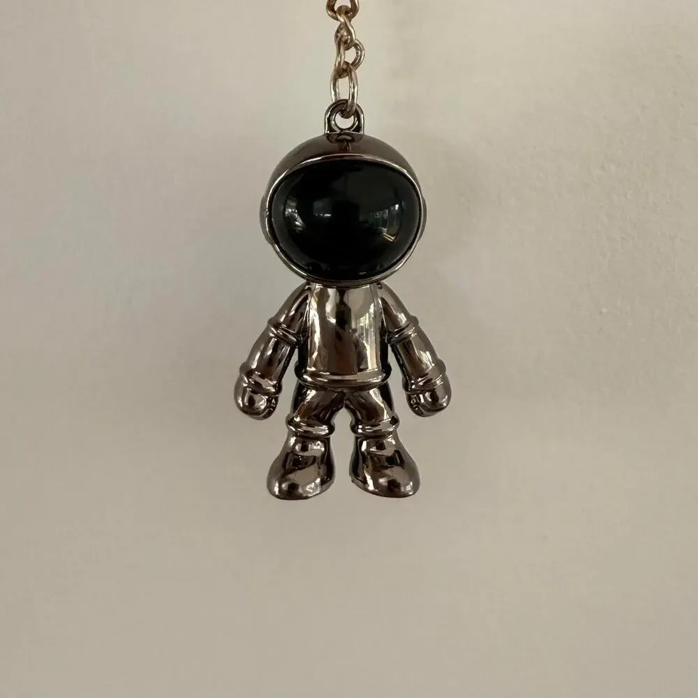 retro 2000s silver astronaut keychain keychain - Picture 3 of 5